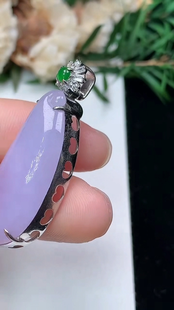 天然A货翡翠k金紫罗兰福瓜吊坠，尺寸30-13.4-9.9，重量:8.32g
3月25日