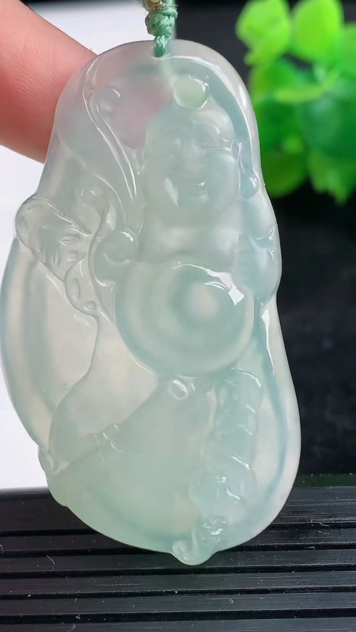 天然A货翡翠逍遥佛吊坠尺寸51.2-28.2-5.8重量:16.69g
3月25日