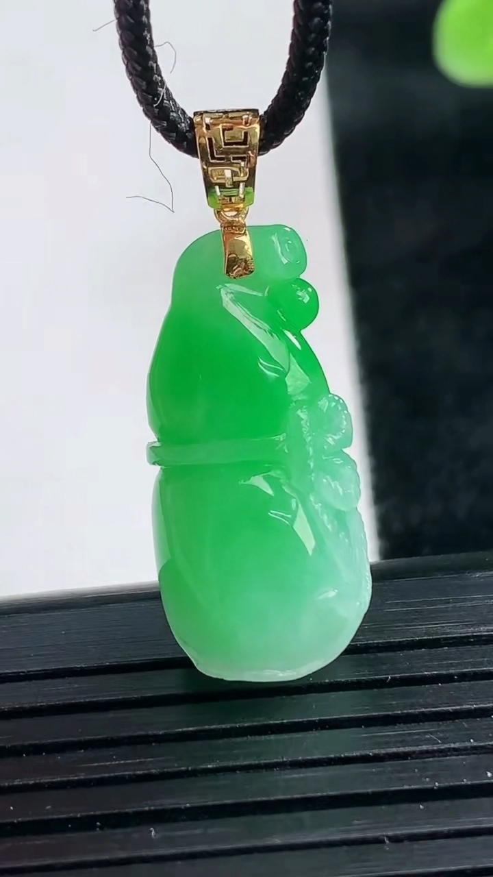天然A货翡翠葫芦吊坠尺寸25.5-12-9.3重量:4.76g
3月25日