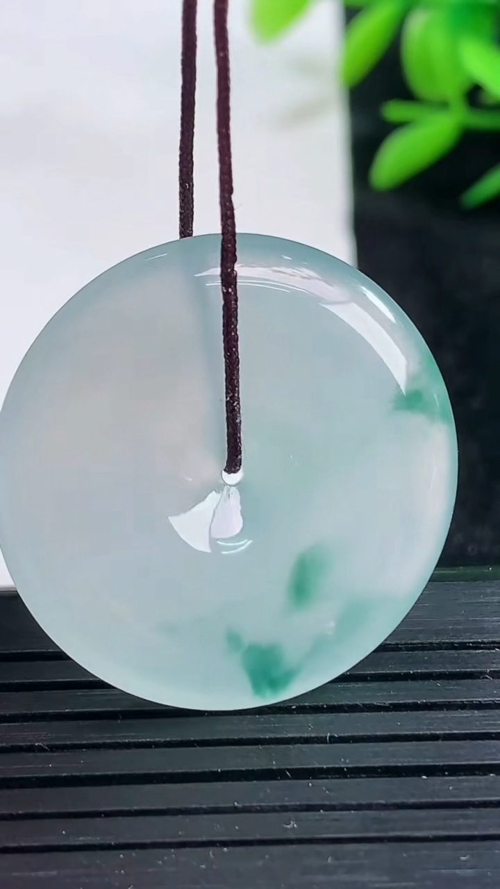 天然A货翡翠种飘花平安扣吊坠尺寸29.4-5.7重量:11.23g
3月25日