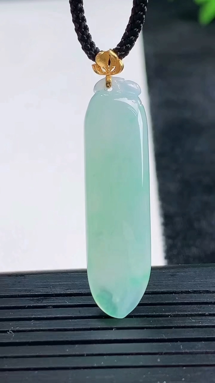 天然A货翡翠福瓜吊坠尺寸36.4-9.8-4.8重量:3.99g
3月25日