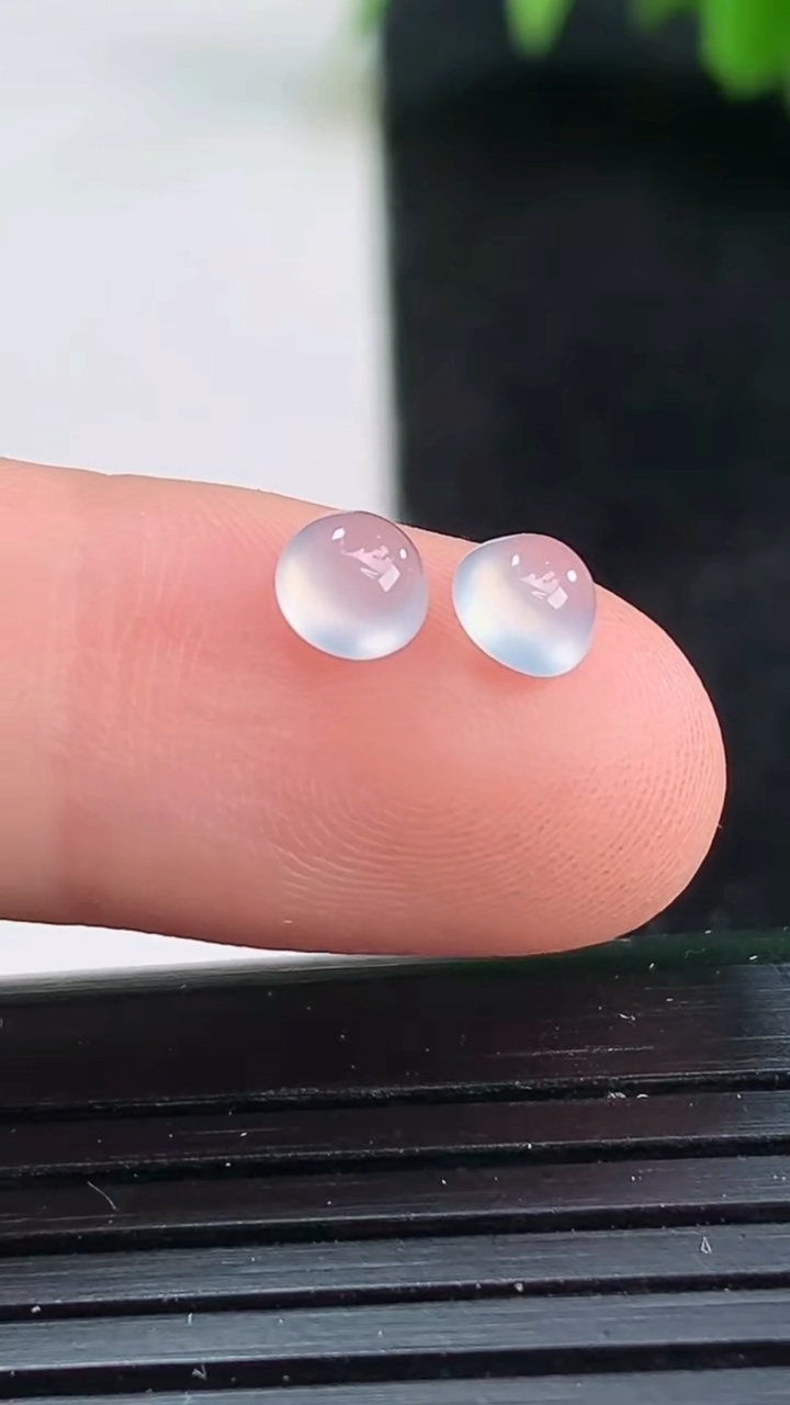 天然A货翡翠蛋面镶嵌件一对尺寸4.7-2.9重量:0.22g
3月25日