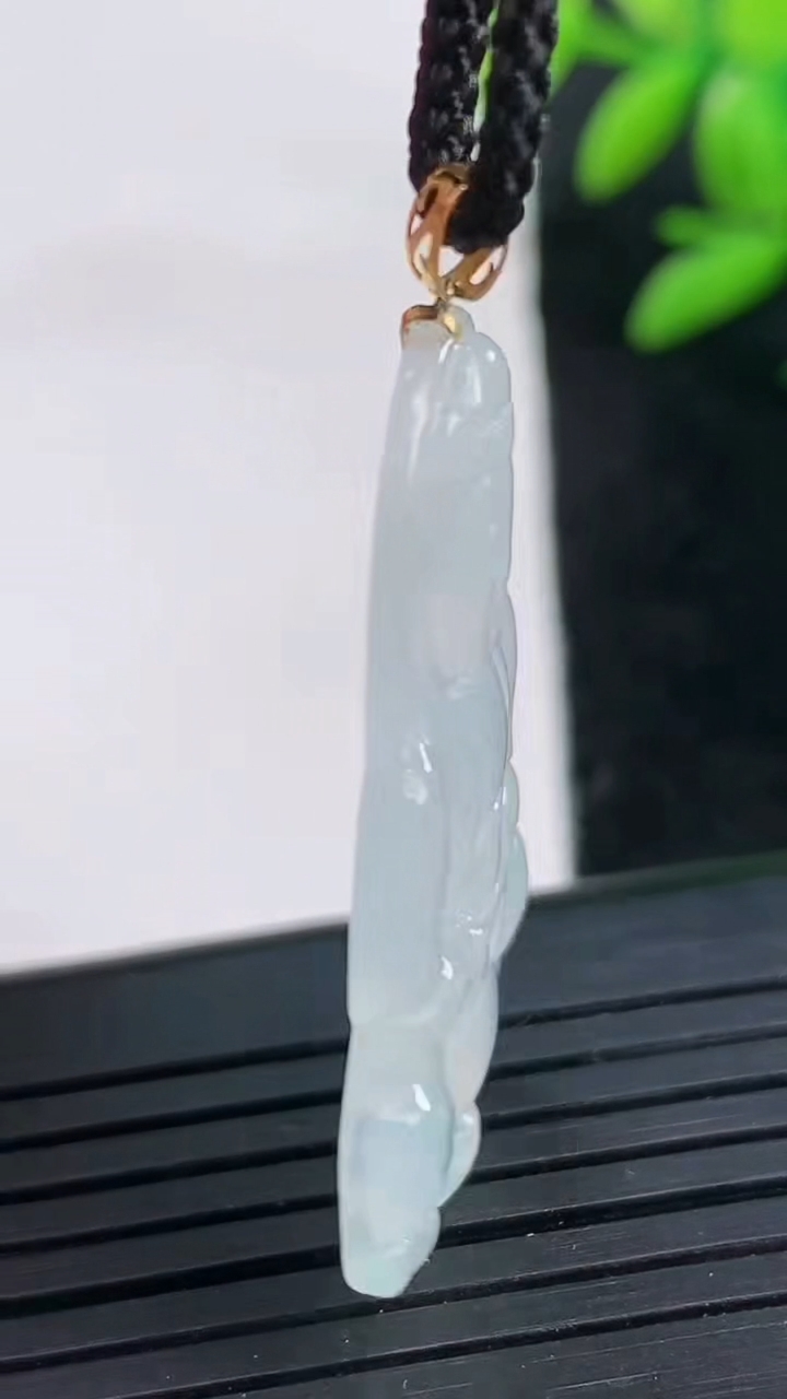 天然A货翡翠种飘花观音菩萨吊坠尺寸35.8-20.9-3.5重量:4.65g
3月25日