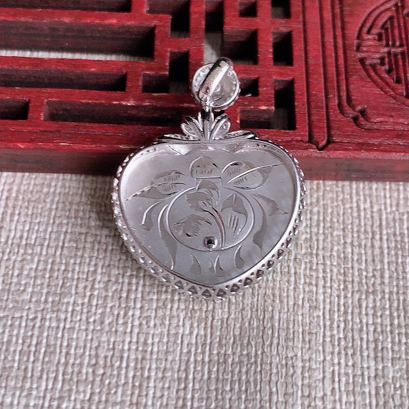 天然A货翡翠18K金伴钻镶嵌满绿如意吊坠 
尺寸29.2-22.2-7裸石16.6-20mm 重量5.28g 0324