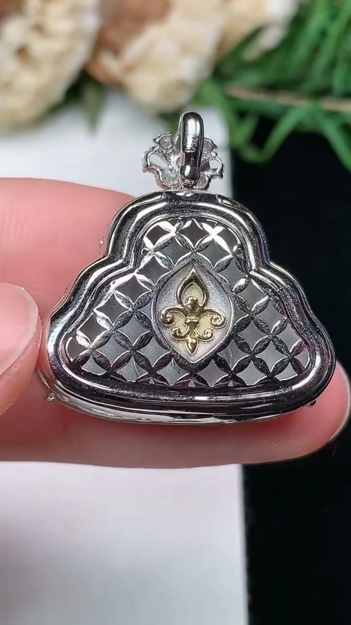 天然A货翡翠佛公吊坠，尺寸17-24.8-10.5，重量:7.73g
3月25日