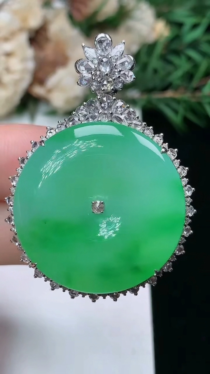 天然A货翡翠平安扣吊坠，尺寸43.3-13.3-13，裸石26.7，重量:15.67g
3月25日