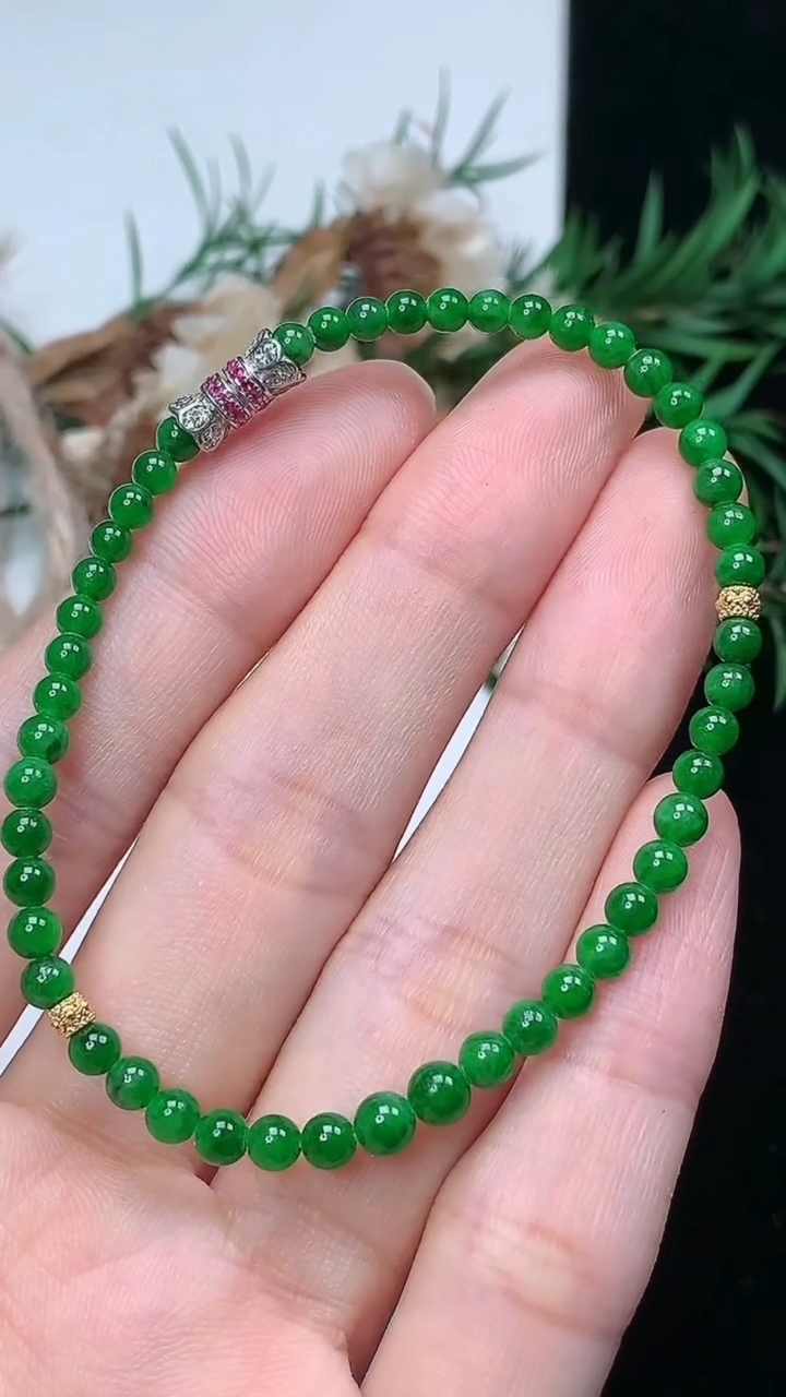 天然A货翡翠小米珠手串，尺寸3.7-48颗，重量:4.17g3月25日
工厂直销收藏佳品,种好水足，色泽均匀，有种有色，上手高大气！