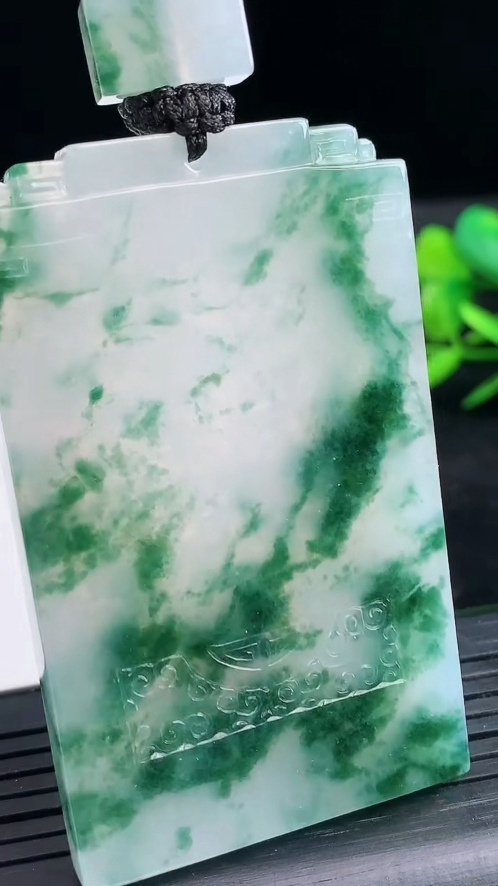 天然A货翡翠种飘花仿古无事牌吊坠尺寸61.9-37.7-5.5重量:52.23g
3月25日