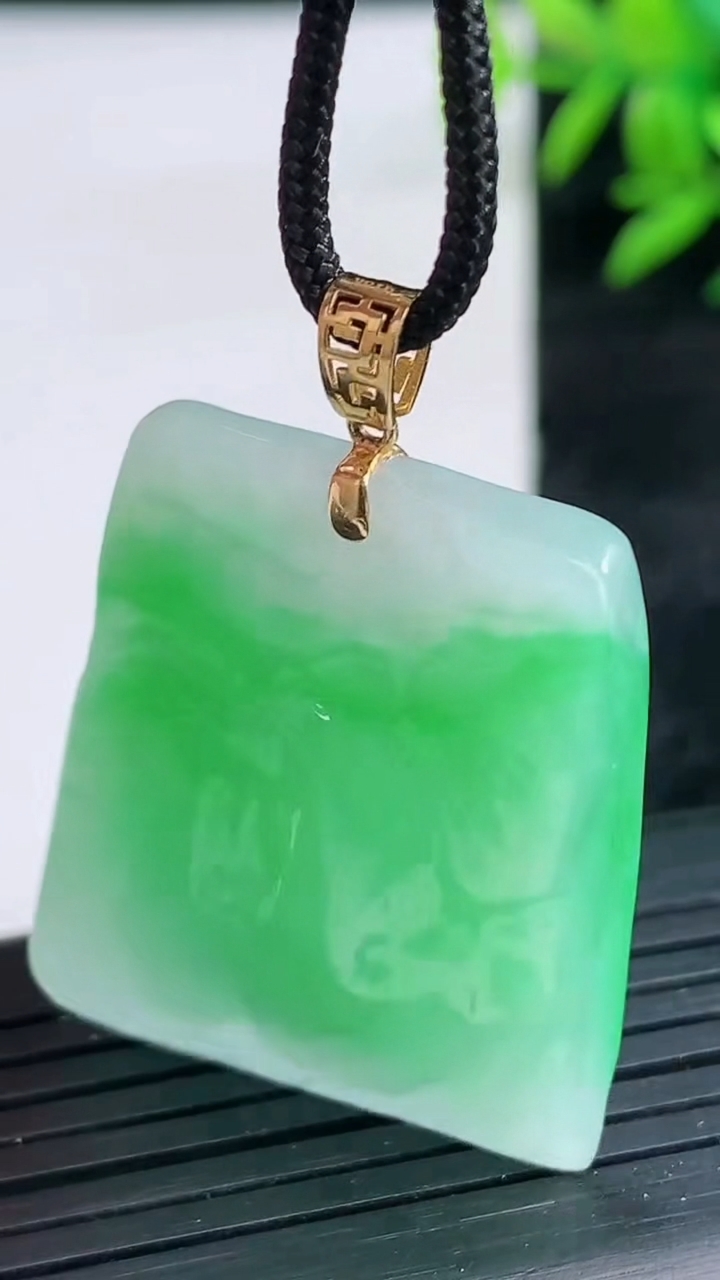 天然A货翡翠山水无相观音吊坠尺寸35-28.5-8.4重量:15.36g
3月25日