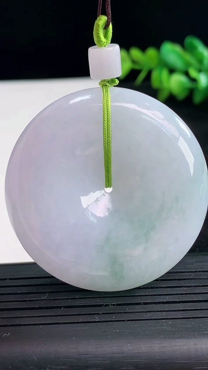 天然A货翡翠春带彩紫罗兰平安扣吊坠尺寸50.6-12.3重量:66.35g
3月25日