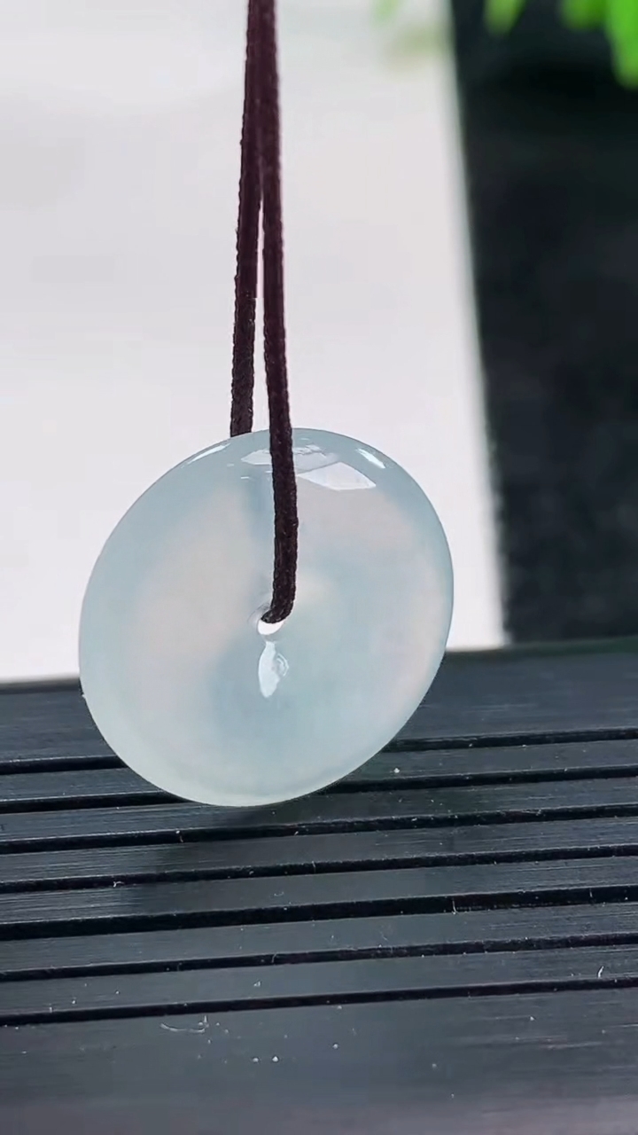 天然A货翡翠平安扣吊坠尺寸18-4.1重量:2.93g
3月25日