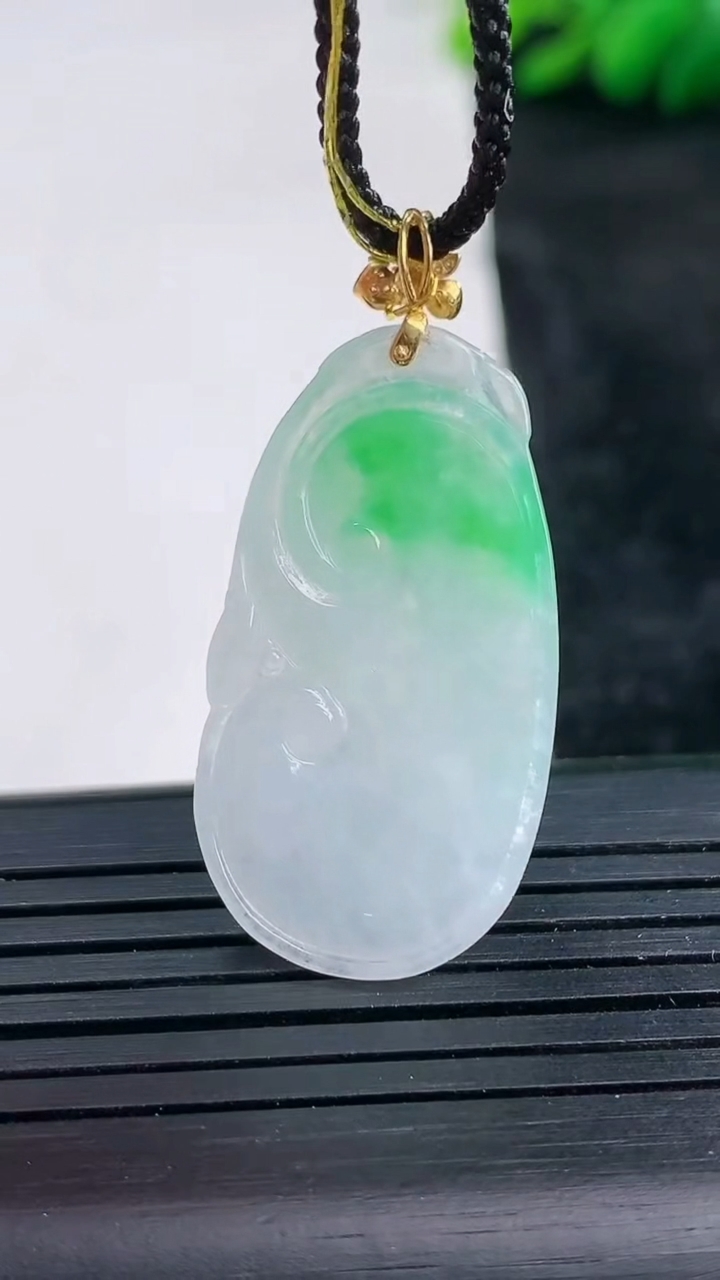 天然A货翡翠如意吊坠尺寸32-17.2-3.9重量:4.50g
3月25日