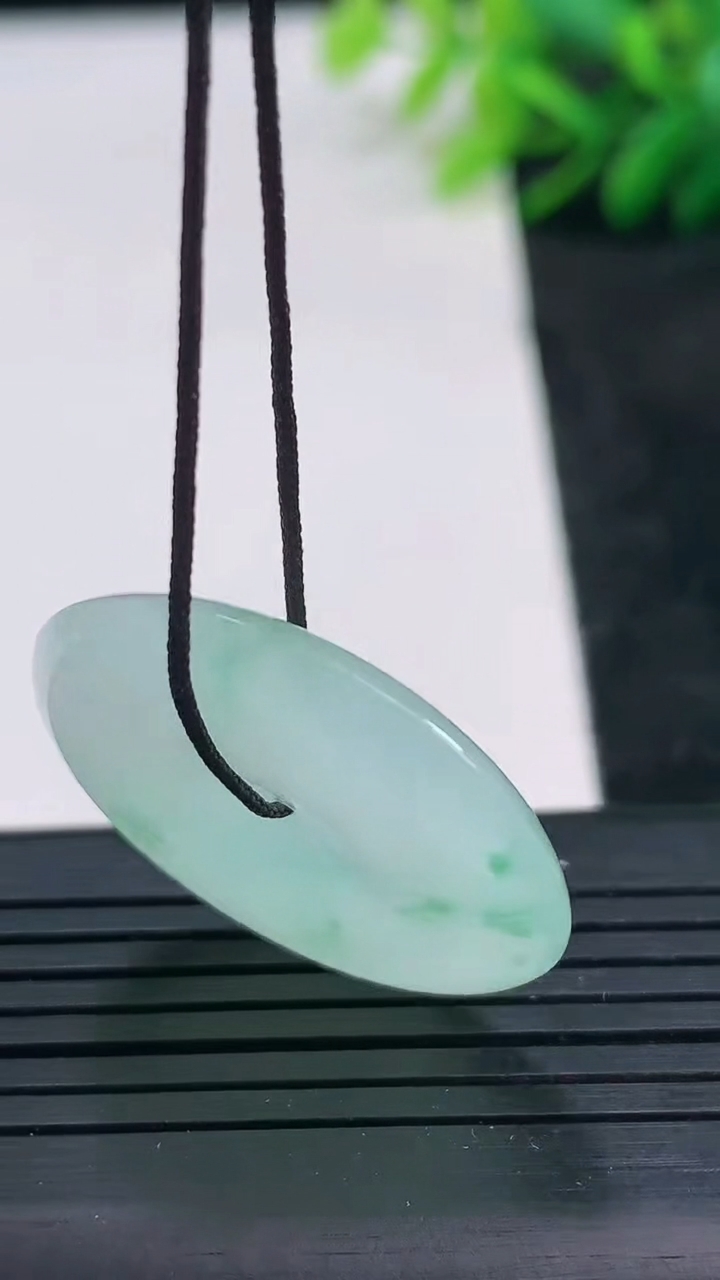 天然A货翡翠飘花平安扣吊坠尺寸27.9-5重量:8.43g
3月25日