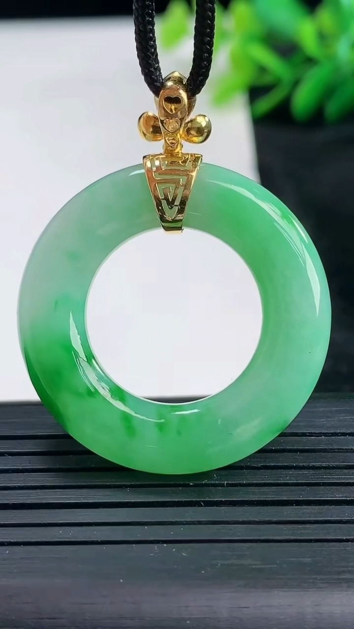 天然A货翡翠平安环吊坠尺寸33.6-5.7重量:10.79g
3月25日