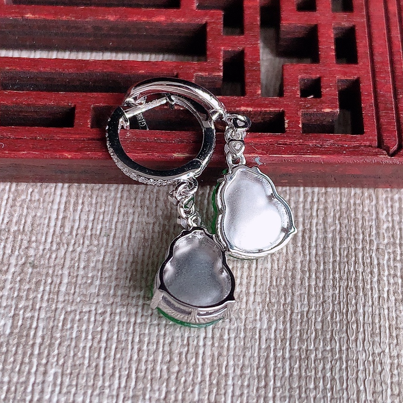 天然A货翡翠18K金伴钻镶嵌阳绿葫芦耳坠 
尺寸10.4-8.5-5mm 重量3.75g 0324