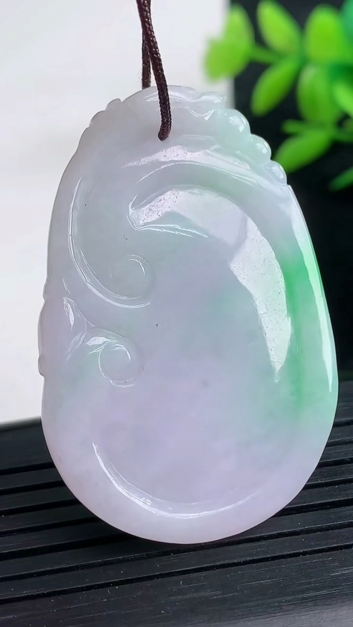 天然A货翡翠如意吊坠尺寸43.7-29.4-5.6重量:15.84g
3月25日