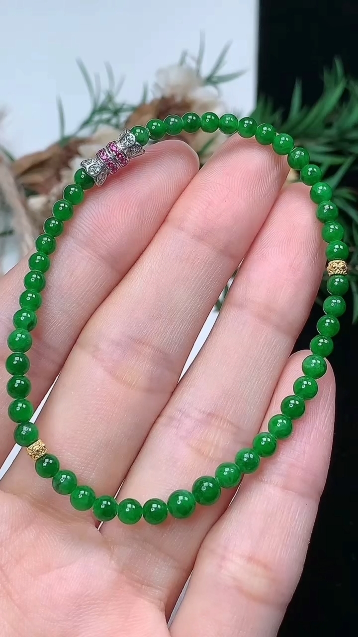 天然A货翡翠小米珠手串，尺寸3.7-48颗，重量:4.17g3月25日
工厂直销收藏佳品,种好水足，