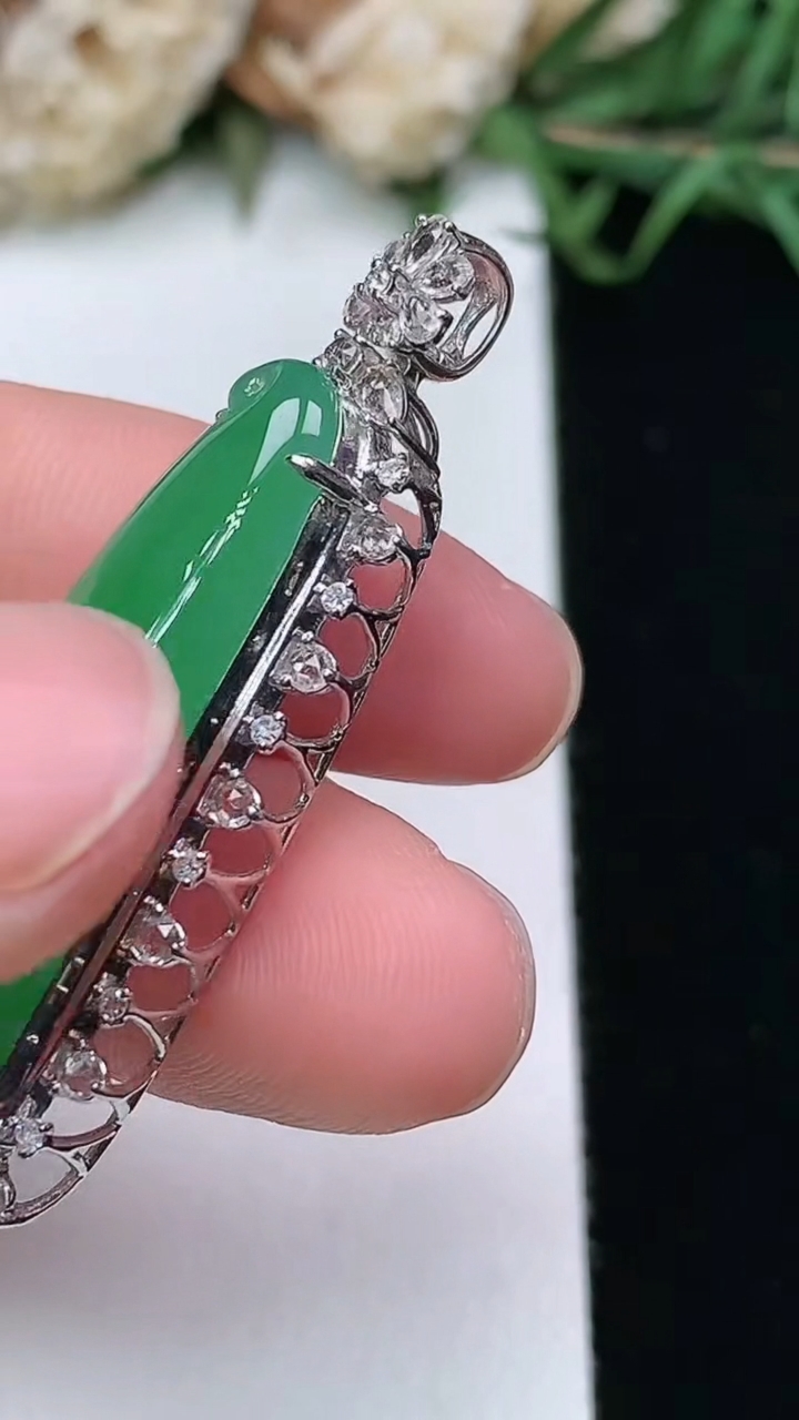 天然A货翡翠福瓜吊坠，尺寸42.3-14-9.5
3月25日