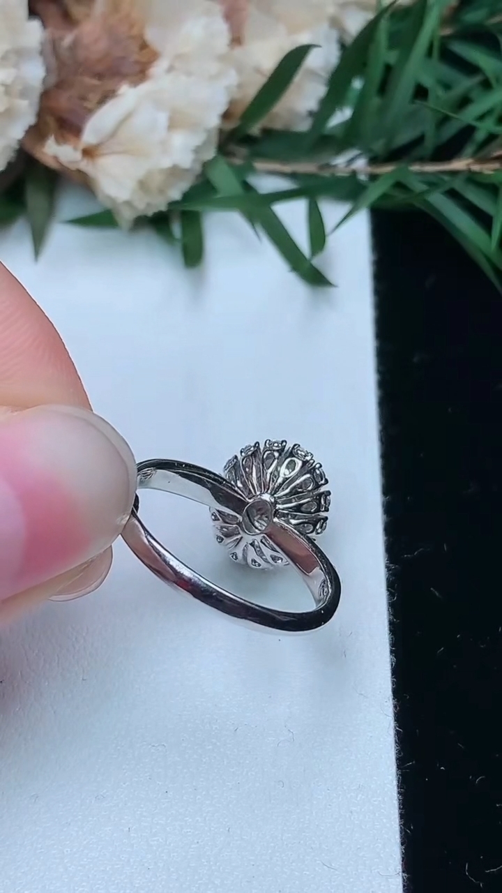 天然A货翡翠蛋面戒指，尺寸17-7.5-5.8，重量:3.12g2026年3月25日
工厂直销收藏佳品,种好水足，色泽均匀，有种有色，上手高大气！