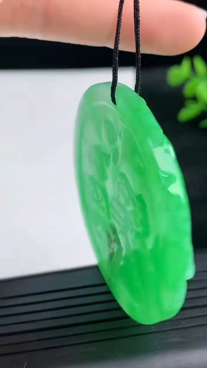 天然A货翡翠山水牌吊坠尺寸51.2-5.7重量:33.79g
3月25日