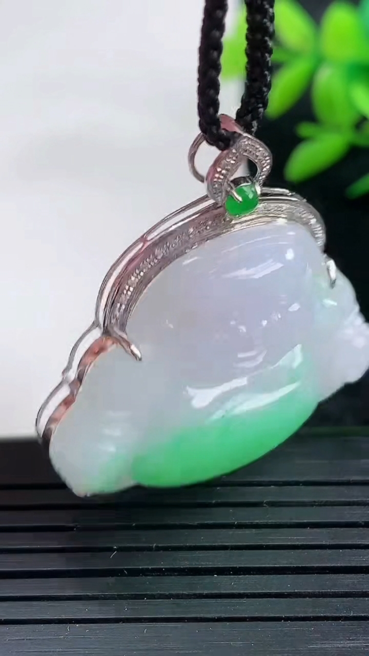 天然A货翡翠佛公吊坠尺寸38.8-27-33.8-9.3重量:11.15g
3月25日