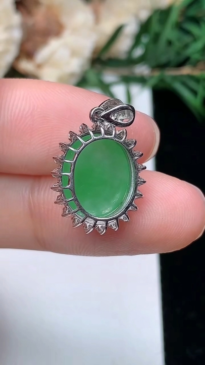 天然A货翡翠蛋面吊坠，尺寸21-13.3-8.4，裸石12-10.3，重量:2.33g
3月25日