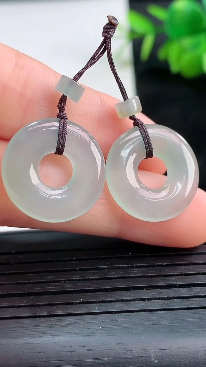 天然A货翡翠平安环吊坠一对尺寸17.9-2.5重量:3.75g
3月25日