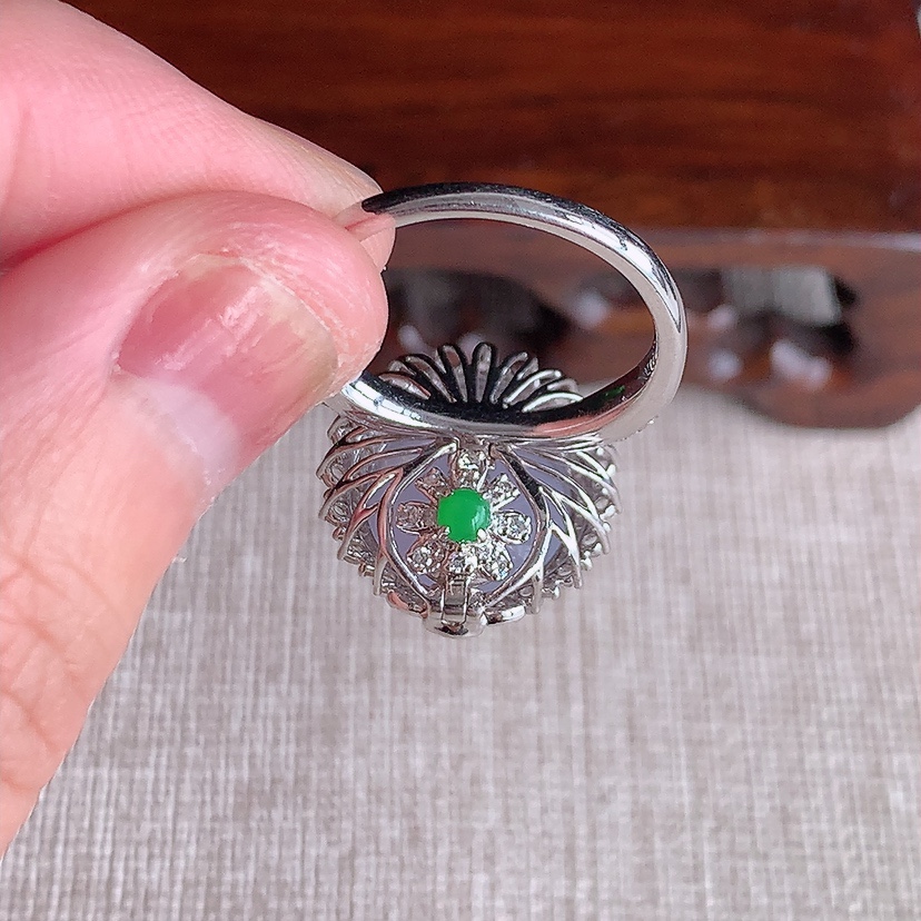 天然A货翡翠18K金伴钻镶嵌紫罗兰蛋面戒指吊坠两用款 圈口17.4裸石
尺寸13-11.6mm 重量6.66g 0324