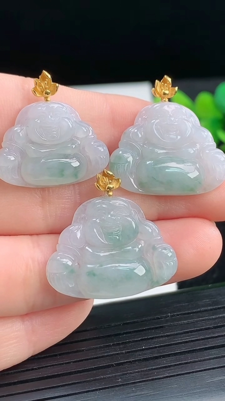 天然A货翡翠18K金飘花佛公吊坠三个尺寸18.8-23.8-3.8重量:8.51g
3月25日