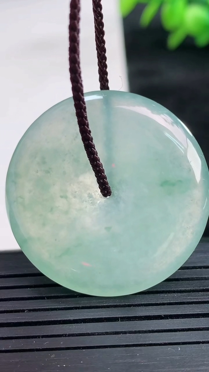 天然A货翡翠冰种飘花平安扣吊坠尺寸33.9-5.7重量:14.01g
3月25日