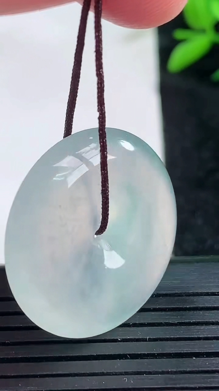 天然A货翡翠种飘花平安扣吊坠尺寸26.1-5.8重量:8.69g
3月25日