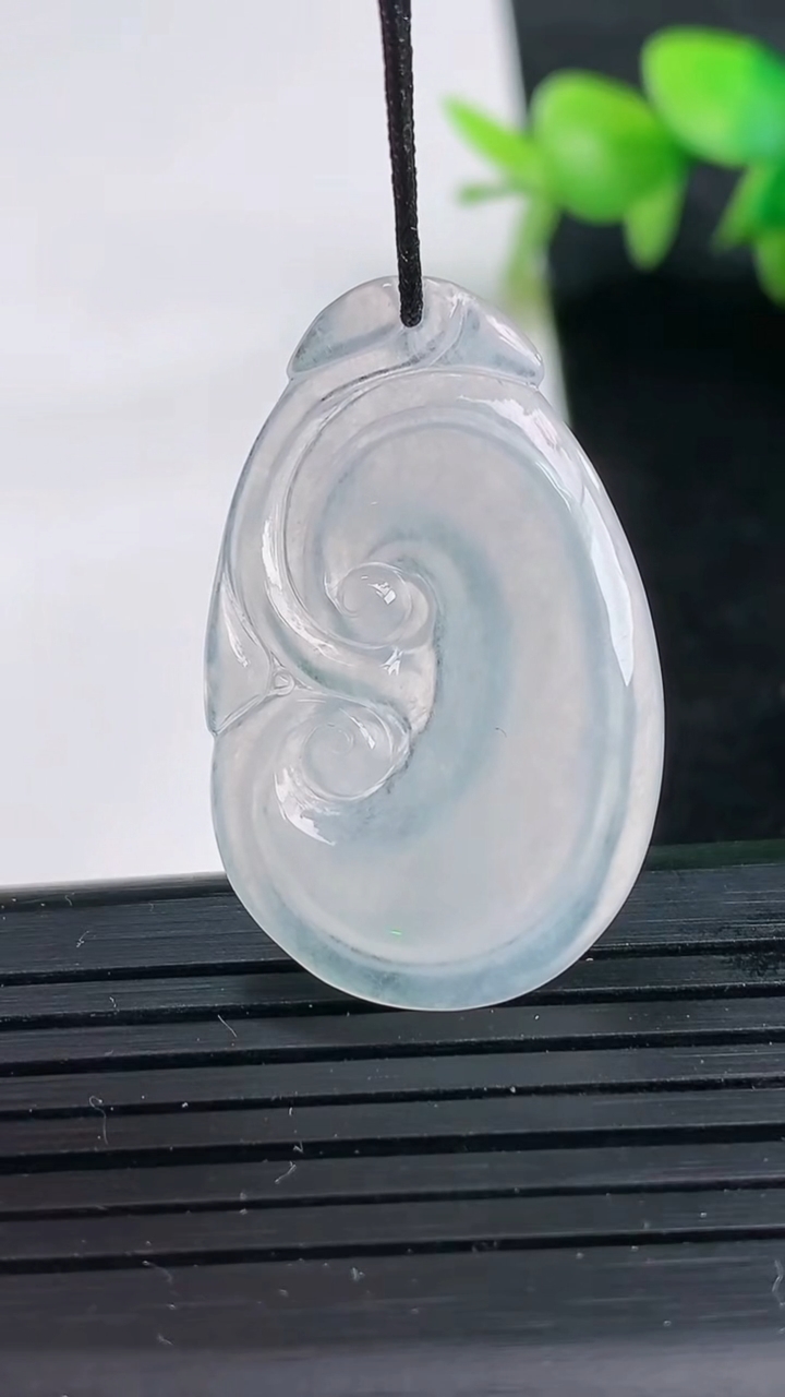 天然A货翡翠如意吊坠尺寸32.9-20.3-4.1重量:4.10g
3月25日