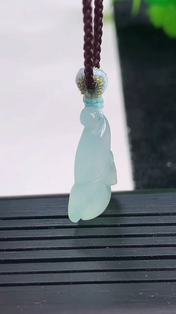 天然A货翡翠玉兰花吊坠尺寸22.6-14.7-5.1重量:2.79g
3月25日