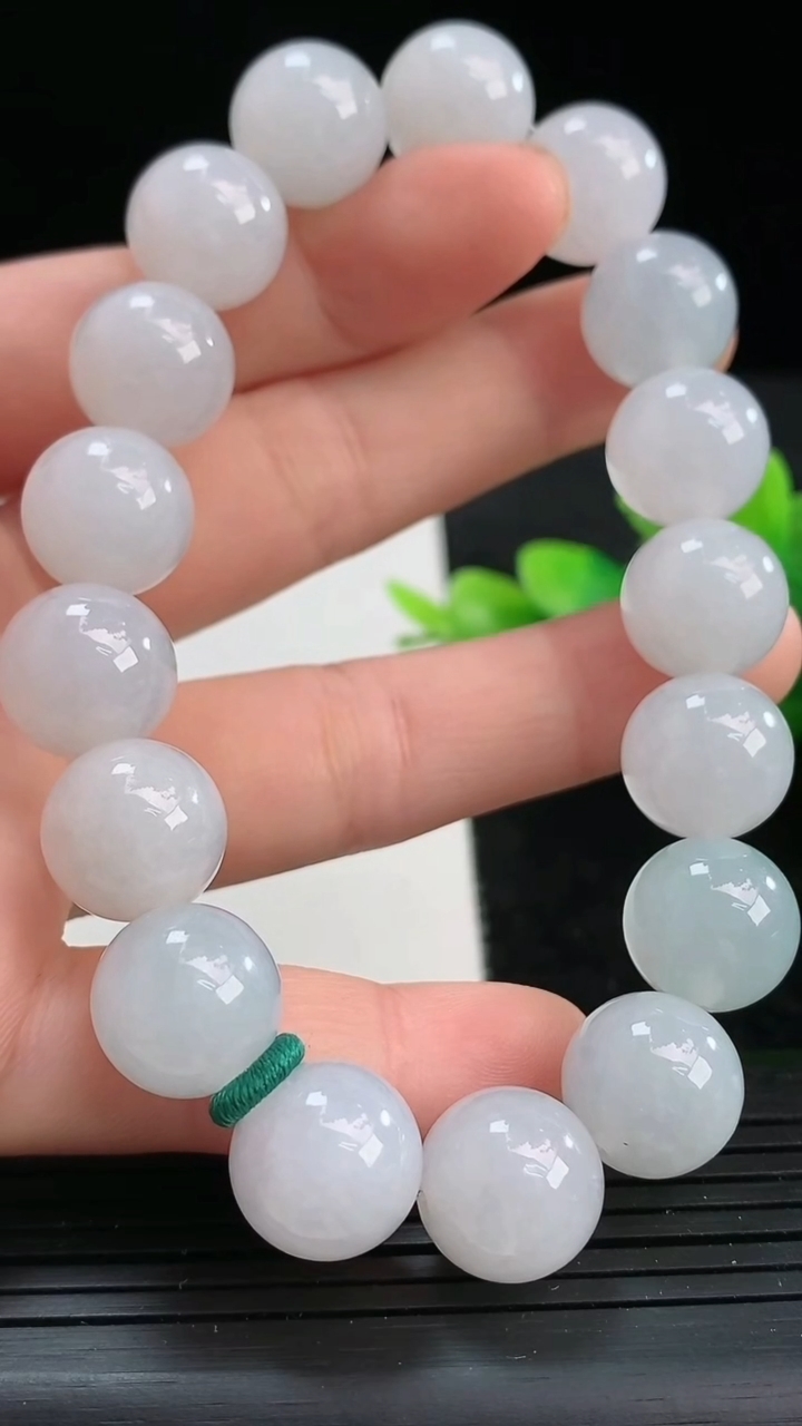 天然A货翡翠圆珠手串尺寸11.9-17颗重量:53.78g3月25日
工厂直销收藏佳品,种好水足，色泽均匀，有种有色，上手高大气！