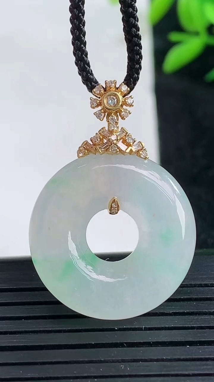 天然A货翡翠平安扣吊坠尺寸22.5-6.2重量:7.35g
3月25日