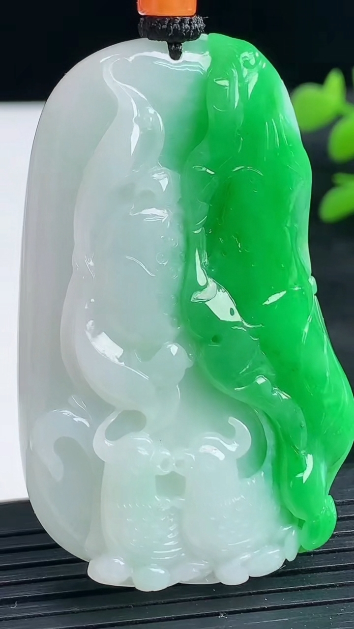 天然A货翡翠和和美美 荷花吊坠尺寸56.2-35.5-8.3重量:35.46g
3月25日