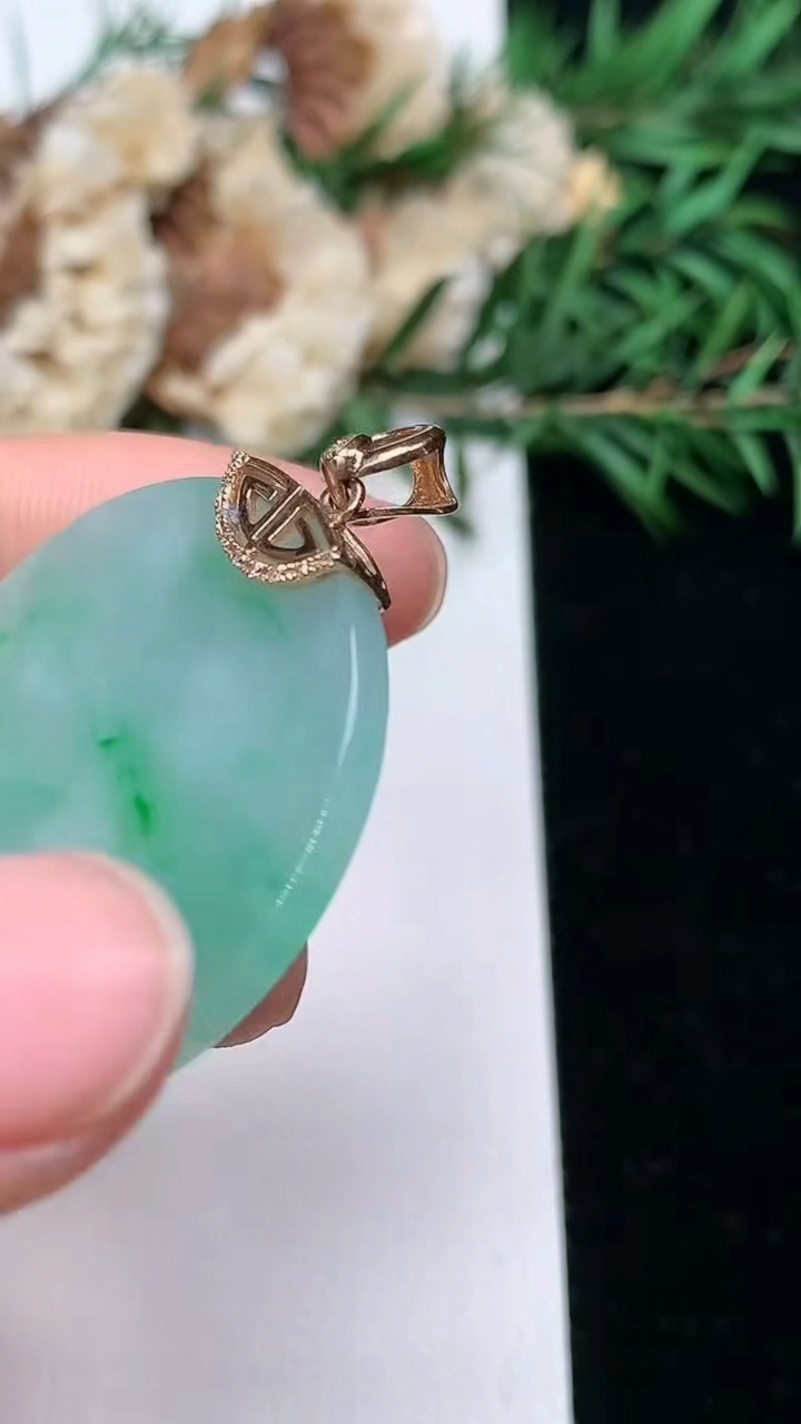 天然A货翡翠无事牌吊坠，尺寸31.8-3.2，重量:9.62g
3月25日