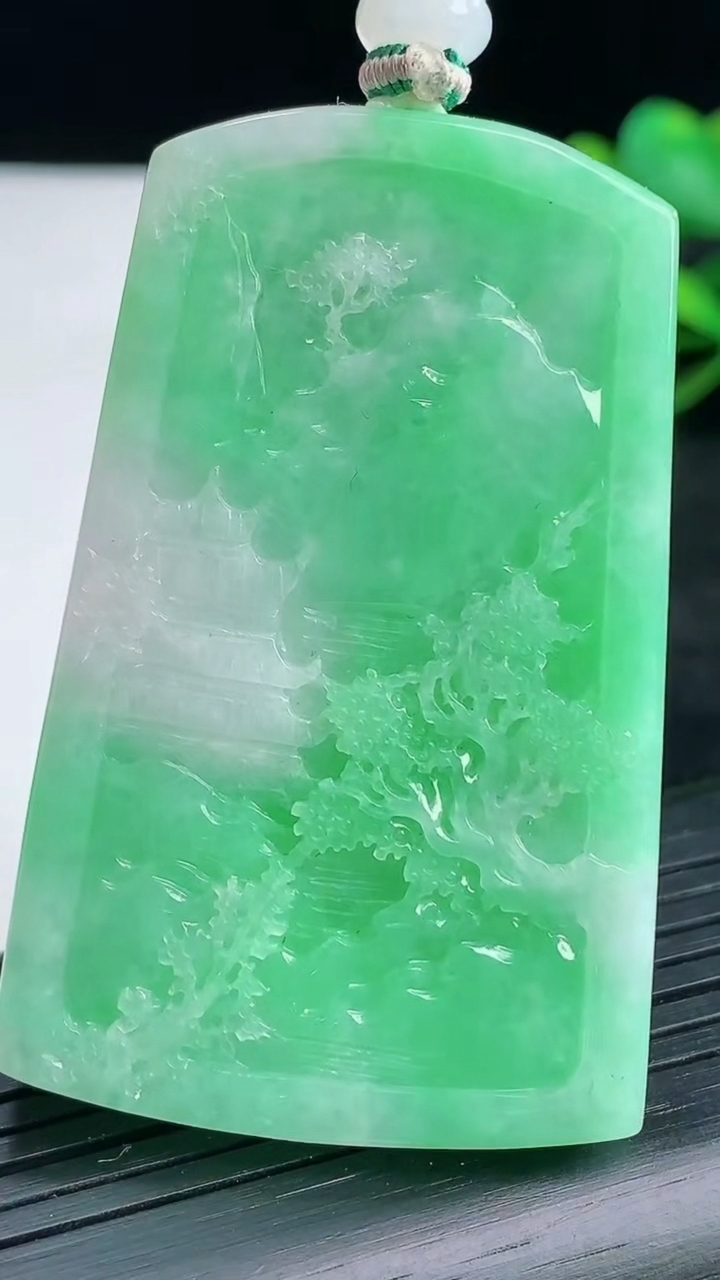 天然A货翡翠山水牌吊坠尺寸55.5-35.7-7.6重量:41.02g
3月25日