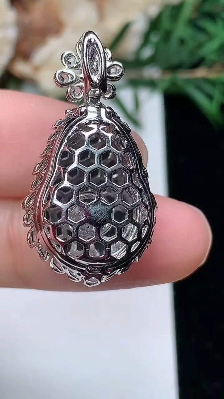 天然A货翡翠葫芦吊坠，尺寸29.7-15.9-12，裸石15.7-11.9
3月25日，重量:4.98g