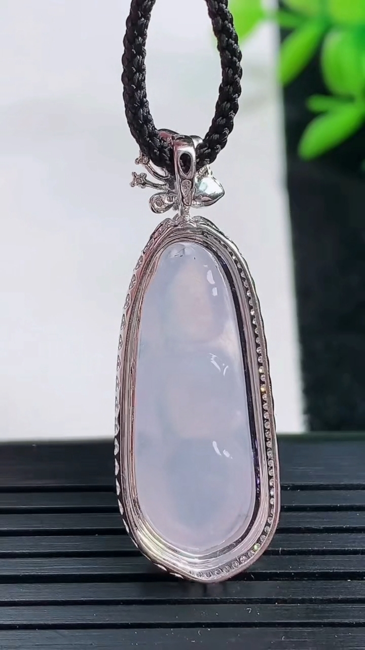 天然A货翡翠种白冰福豆吊坠尺寸37.7-13.9-8.8裸石27.5-10.3重量:4.34g
3月25日