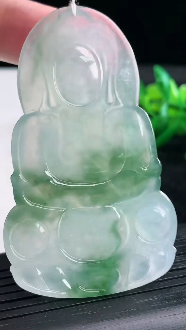 天然A货翡翠观音菩萨吊坠尺寸66.6-40.6-5.4重量:27.19g
3月25日