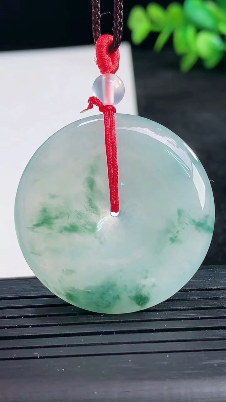 天然A货翡翠冰种飘花平安扣吊坠尺寸36.6-6重量:17.65g
3月25日