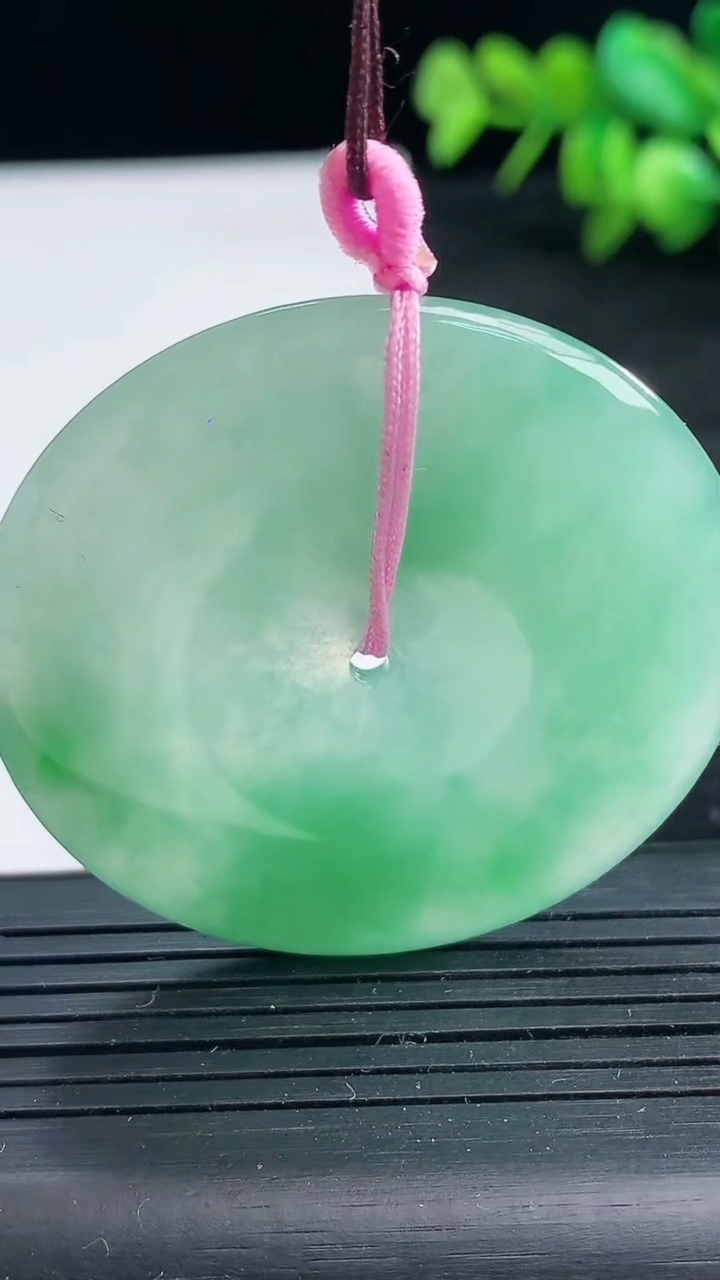 天然A货翡翠平安扣吊坠尺寸44.8-5.8重量:25.45g
3月25日