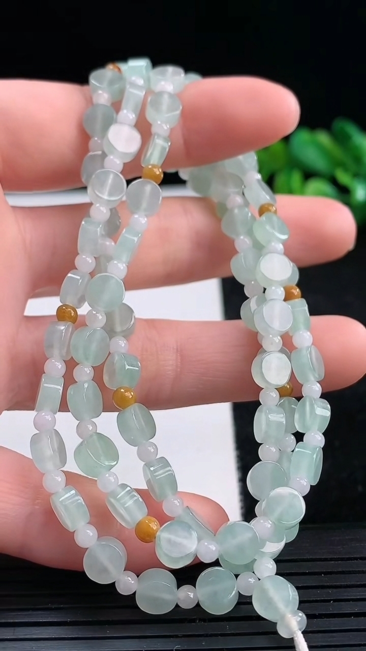 天然A货翡翠无事牌项链尺寸5.5-2.9重量:21.90g3月25日
工厂直销收藏佳品,种好水足，色泽均匀，有种有色，上手高大气！