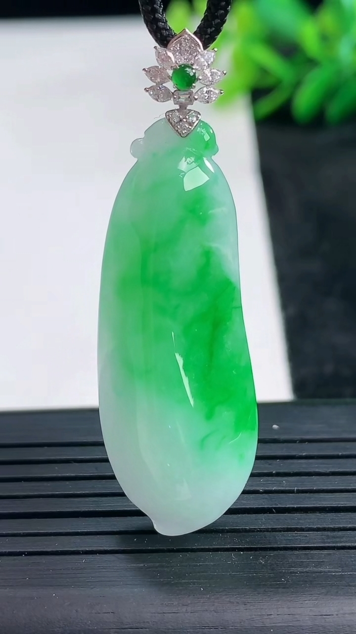 天然A货翡翠福瓜吊坠尺寸41.8-15-8.3重量:8.28g
3月25日