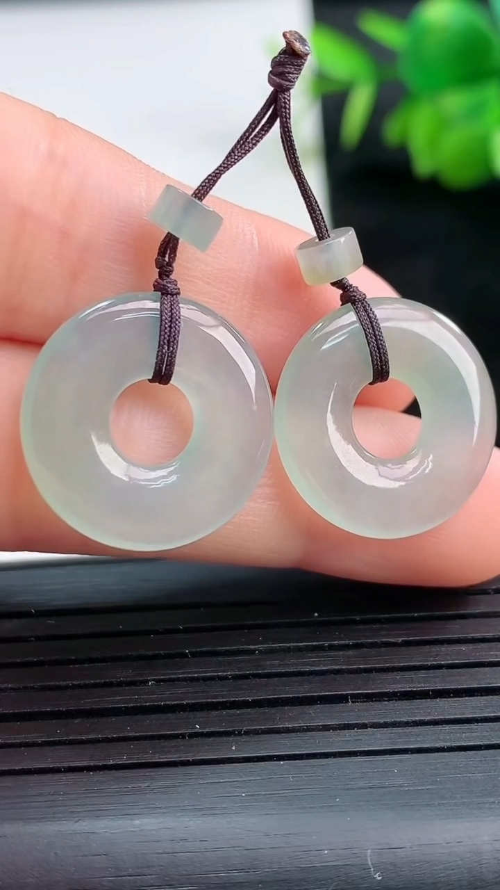 天然A货翡翠平安环吊坠一对尺寸17.9-2.5重量:3.75g
3月25日