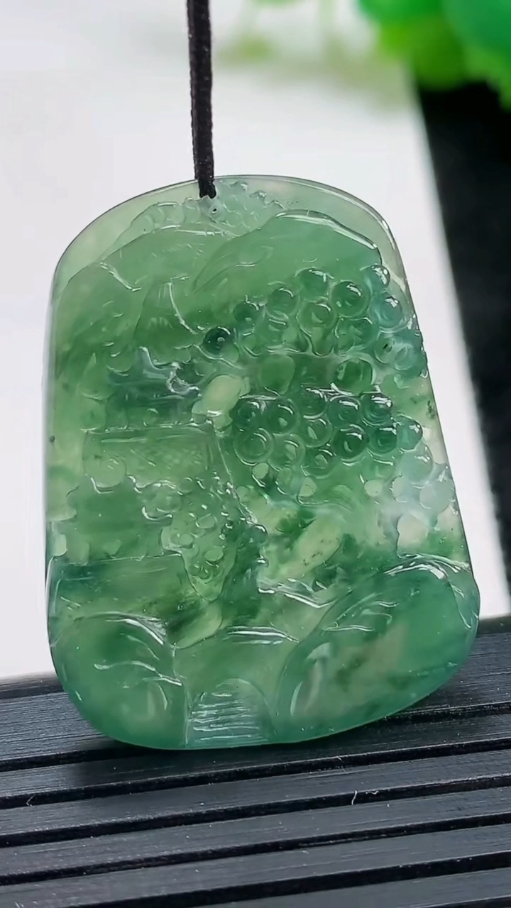 天然A货翡翠牌吊坠尺寸33.6-25.6-4.3重量:8.84g
3月25日