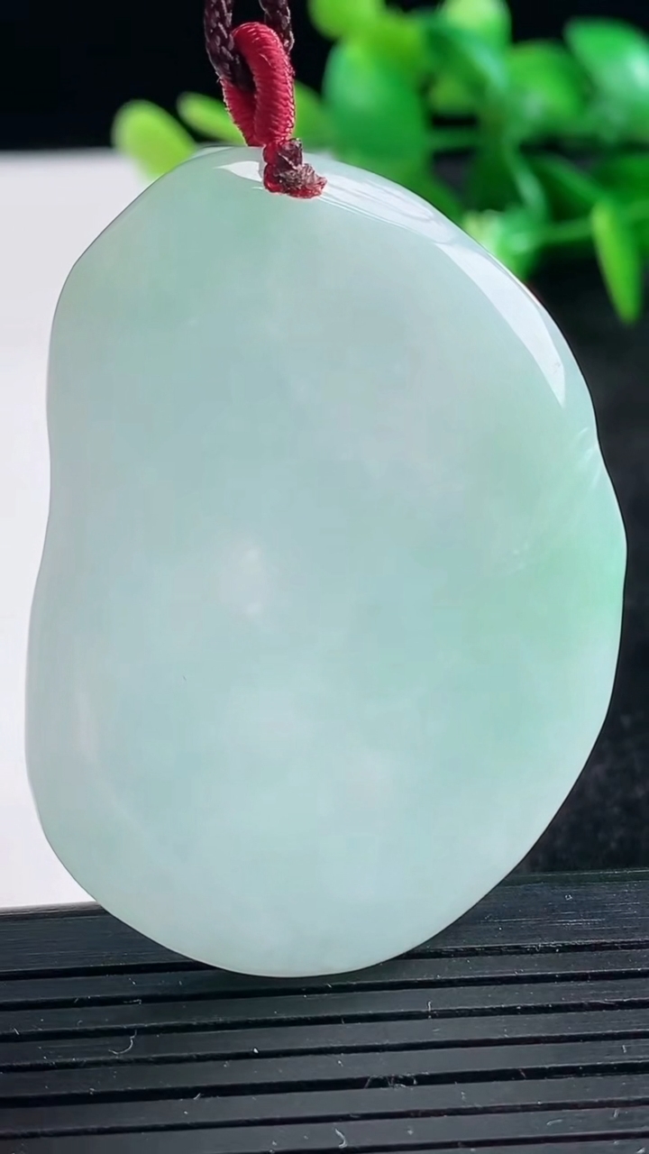 天然A货翡翠生肖狗吊坠尺寸51.2-39.3-5.4重量:24.17g
3月25日