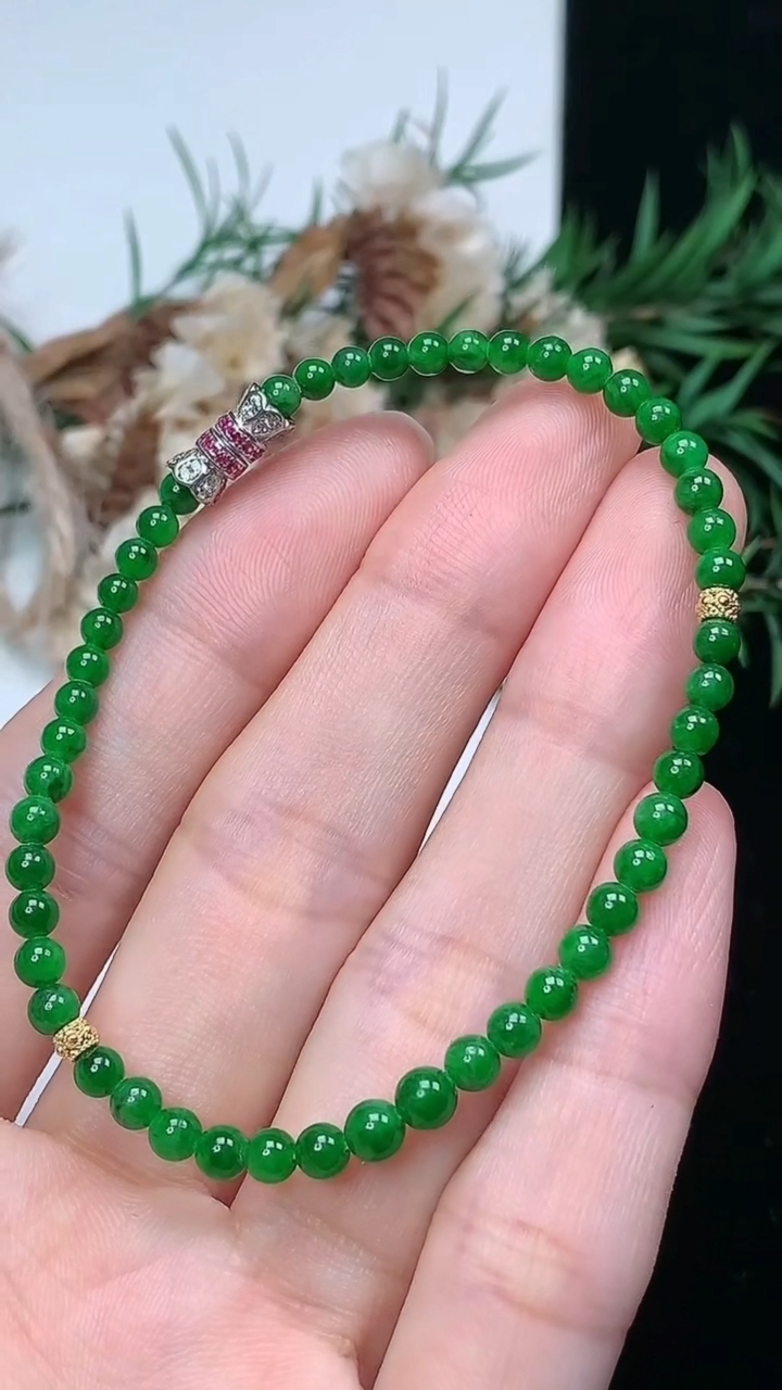 天然A货翡翠小米珠手串，尺寸3.7-48颗，重量:4.17g3月25日
工厂直销收藏佳品,种好水足，色泽均匀，有种有色，上手高大气！