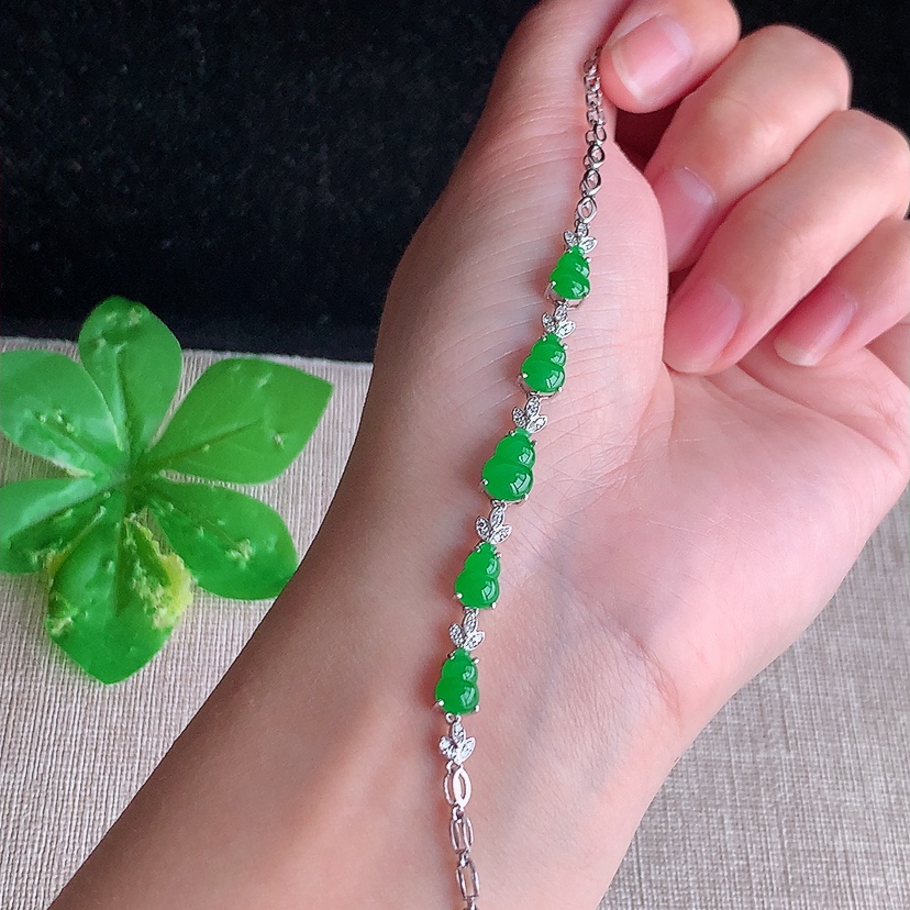 天然A货翡翠18K金伴钻镶嵌阳绿葫芦手链 
尺寸8.3-5.5-4.2mm 重量5.20g 0324